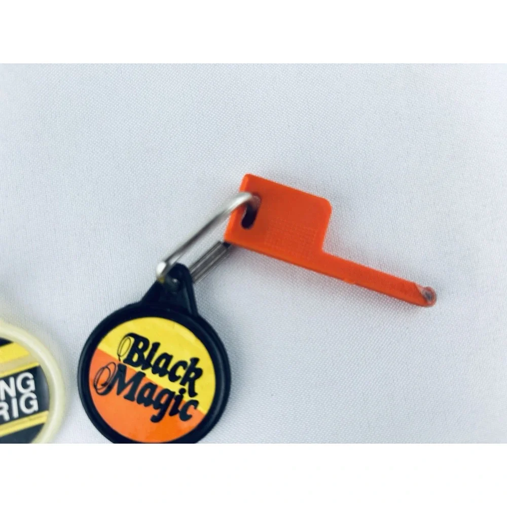 Lot Of 2 Vintage 1980 Kidco Burnin Keys And Key Chains Racing Rig - Black Magic‎